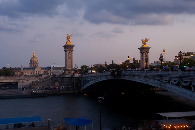 Brücke Pont Alexandre III bei Sonnenuntergang mit Blick auf die Invalidendom Paris Frankreich
