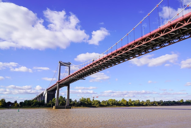 Foto brücke pont d'aquitaine große hängebrücke über die garonne im nordwesten der stadt bordeaux frankreich