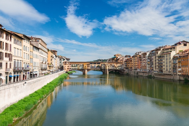 Brücke Ponte Santa Trinita und Brücke Ponte Vecchio mit mittelalterlichen Häusern über dem Fluss Arno, Florenz, Italien