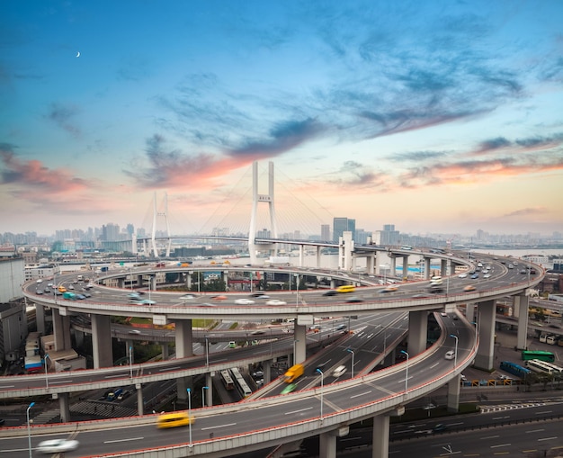 Brücke Shanghais Nanpu im beschäftigten Verkehr des Sonnenuntergangs und im LogistikhintergrundxA