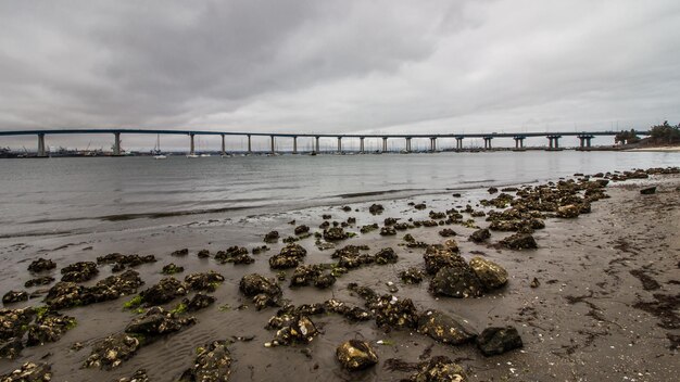 Foto brücke über das meer gegen den himmel