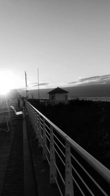 Brücke über das Meer gegen den Himmel