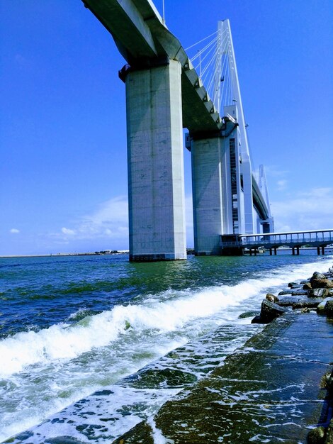 Foto brücke über das meer gegen den himmel