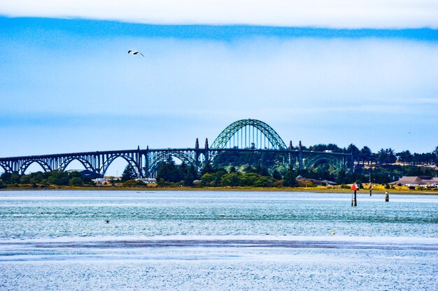 Brücke über das Meer gegen den Himmel