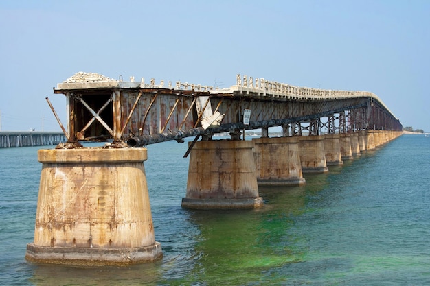 Brücke über das Meer gegen den klaren Himmel