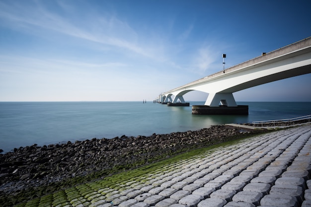 Foto brücke über das meer