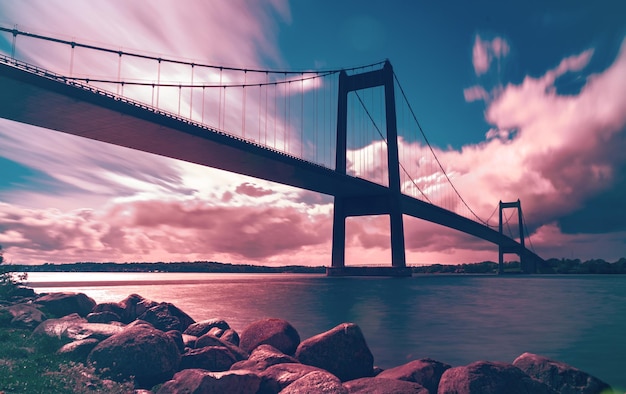 Foto brücke über dem meer gegen den himmel beim sonnenuntergang