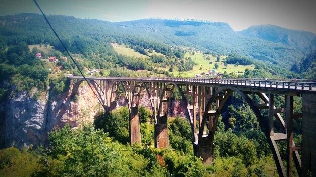 Foto brücke über den berg