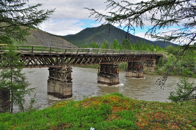 Brücke über den Bergfluss