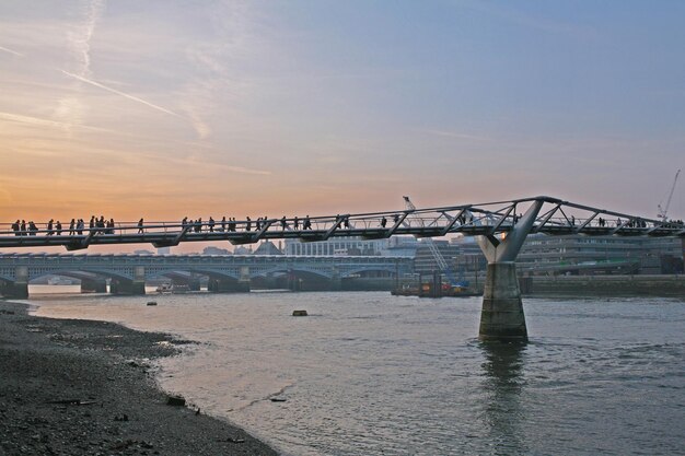 Brücke über den Fluss gegen den Himmel bei Sonnenuntergang