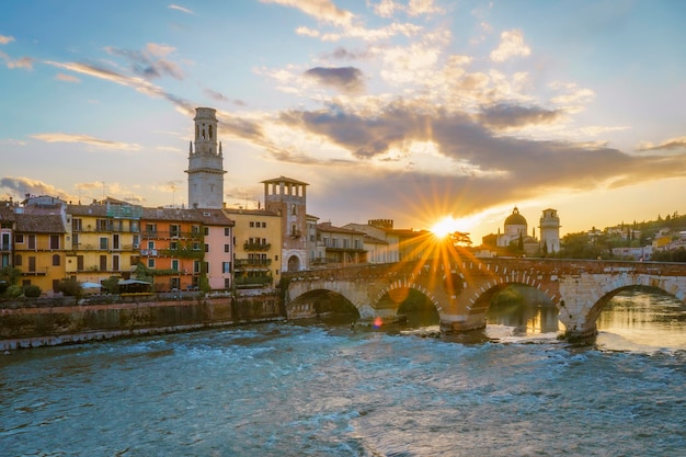Brücke über den Fluss gegen den Himmel beim Sonnenuntergang
