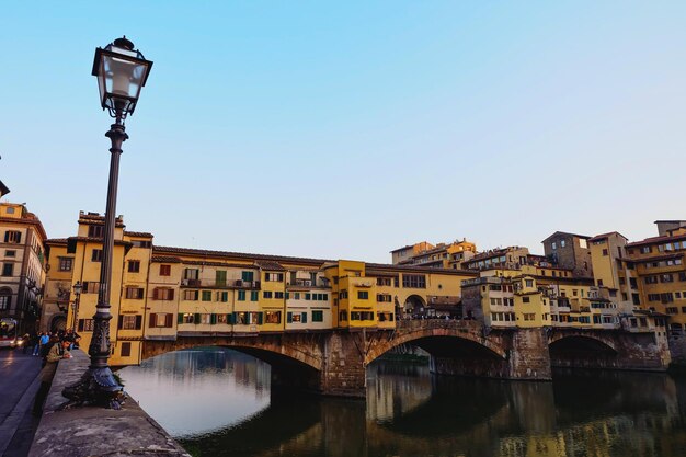 Foto brücke über den fluss gegen den himmel in der stadt