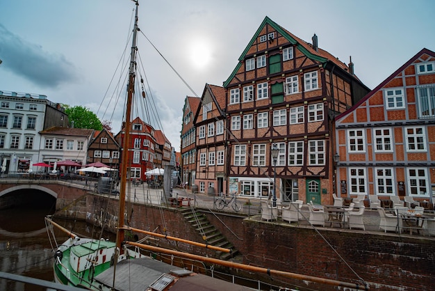 Foto brücke über den fluss gegen den himmel