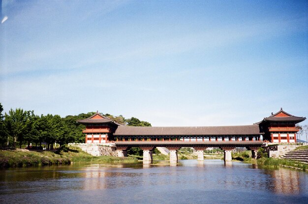 Foto brücke über den fluss gegen den himmel