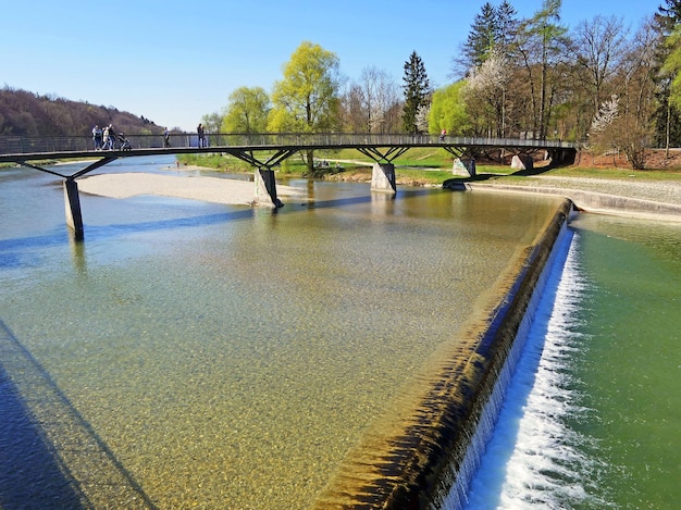 Foto brücke über den fluss gegen den himmel