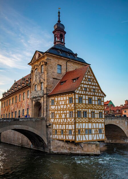 Foto brücke über den fluss gegen den himmel