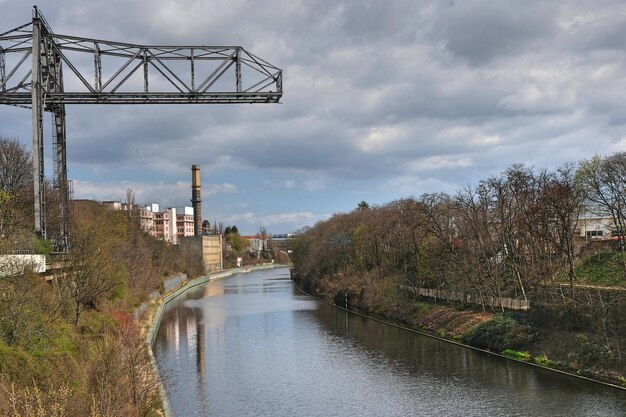 Foto brücke über den fluss gegen den himmel