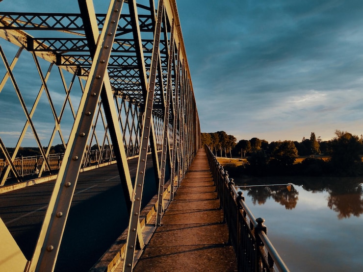 Foto brücke über den fluss gegen den himmel