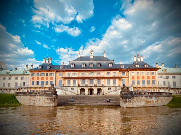 Foto brücke über den fluss gegen den himmel