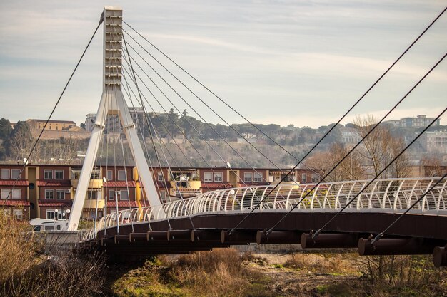 Foto brücke über den fluss gegen den himmel