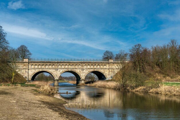 Foto brücke über den fluss gegen den himmel