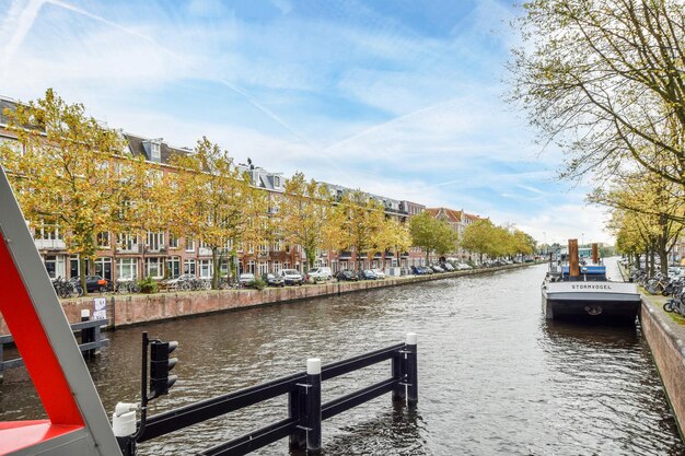 Foto brücke über den fluss gegen den himmel