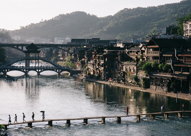 Foto brücke über den fluss gegen den himmel