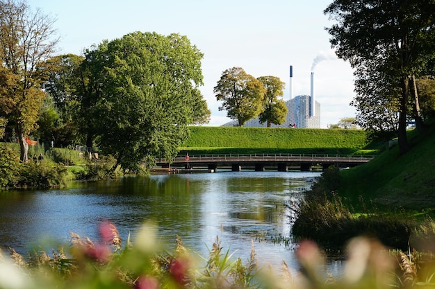 Brücke über den Fluss gegen den Himmel