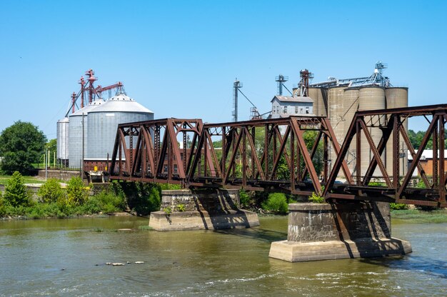 Foto brücke über den fluss gegen den klaren blauen himmel