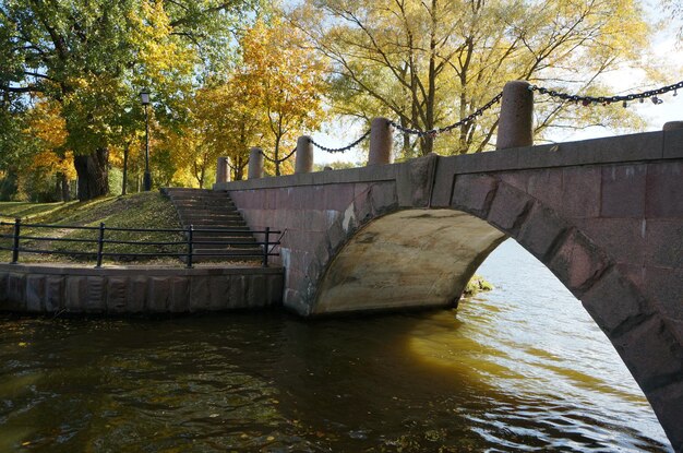 Brücke über den Fluss gegen die Bäume