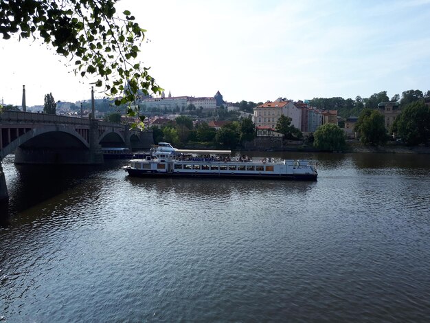 Brücke über den Fluss in der Stadt gegen den Himmel