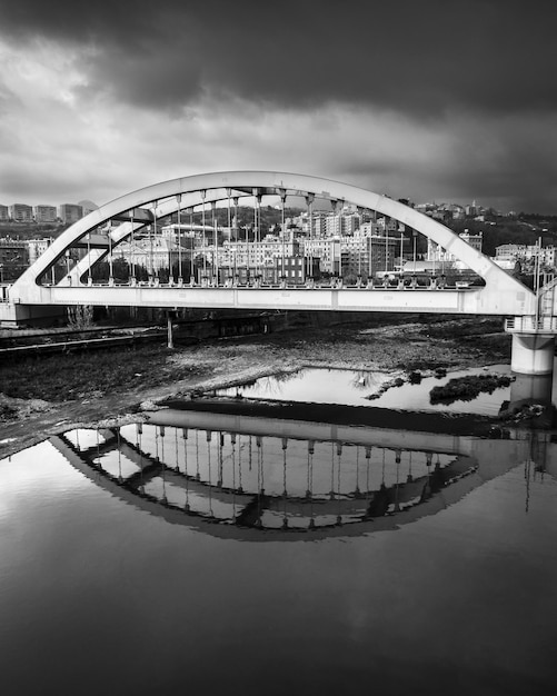 Foto brücke über den fluss in der stadt gegen den himmel