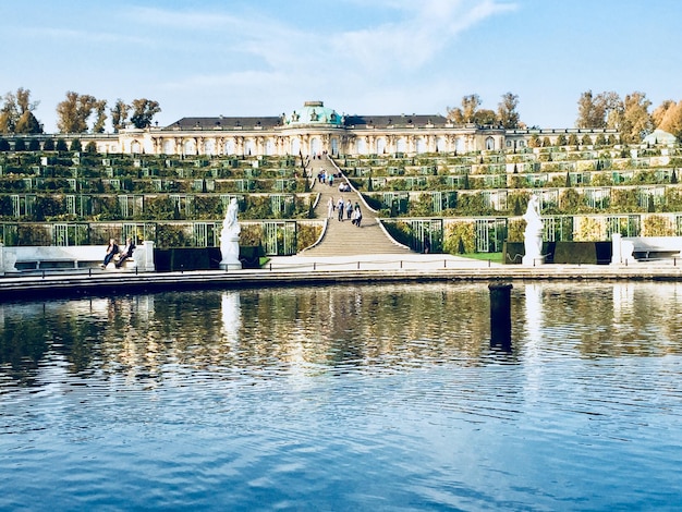 Foto brücke über den fluss in der stadt gegen den himmel