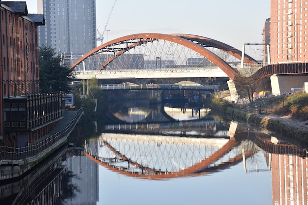 Brücke über den Fluss in der Stadt vor klarem Himmel