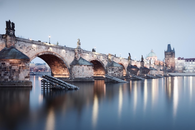 Brücke über den Fluss in der Stadt vor klarem Himmel