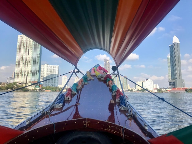 Brücke über den Fluss in der Stadt