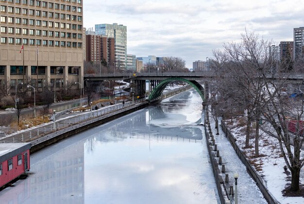 Foto brücke über den fluss in der stadt