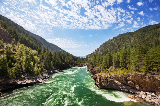 Foto brücke über den fluss kootenai