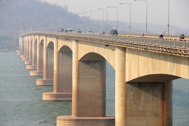 Foto brücke über den fluss. lao-brücke, lao