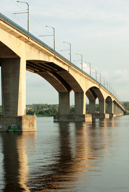 Brücke über den Fluss mit Anzeige im Wasser.