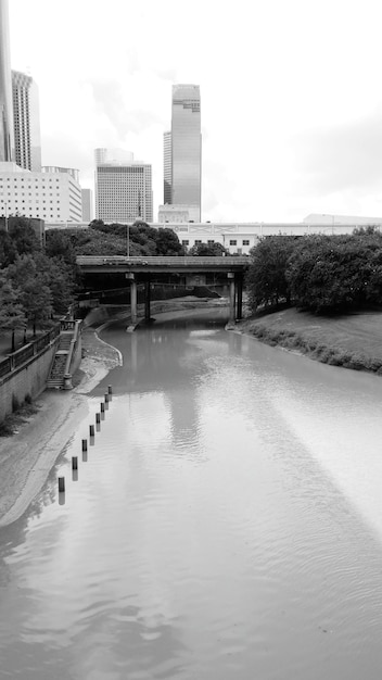 Foto brücke über den fluss mit der stadt im hintergrund