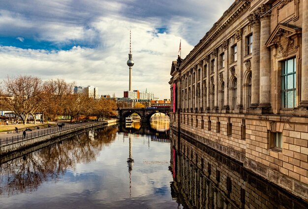 Brücke über den Fluss mit Gebäuden im Hintergrund