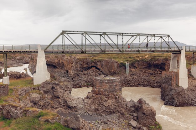 Brücke über den Fluss Skjalfandafljot in Island. Bedecktes düsteres Wetter