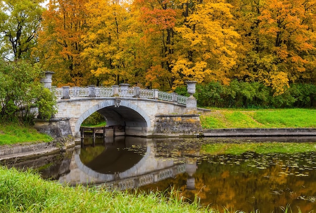 Brücke über den Fluss Slavyanka. Die Herbstlandschaft. Schlosspark Pawlowsk. Sankt-Petersburg, Russland