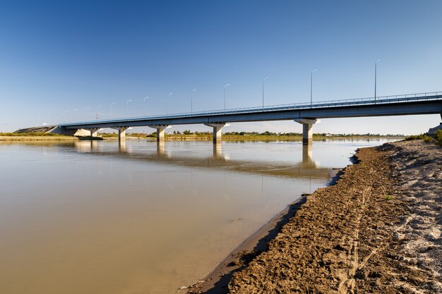 Brücke über den Fluss Syr Darya, Kasachstan.