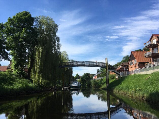 Foto brücke über den fluss von gebäuden gegen den himmel