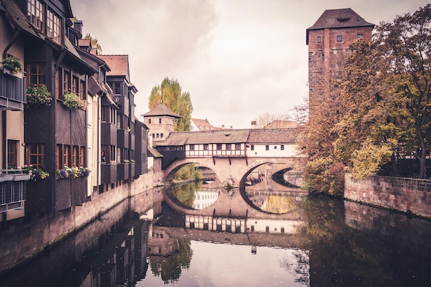 Brücke über den Fluss von Gebäuden gegen den Himmel