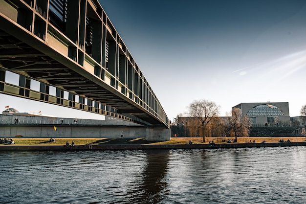 Foto brücke über den fluss von gebäuden gegen den himmel