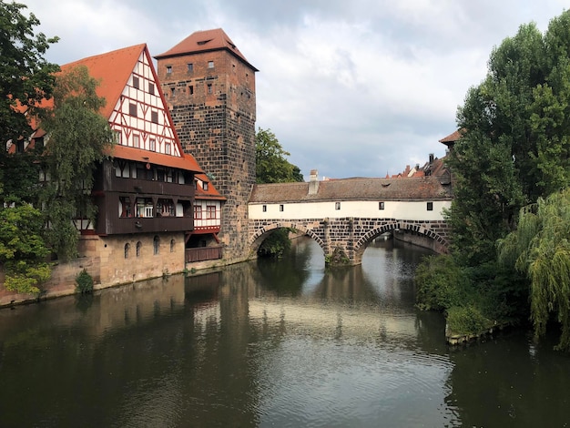 Brücke über den Fluss von Gebäuden gegen den Himmel