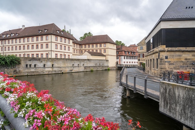 Foto brücke über den fluss von gebäuden gegen den himmel